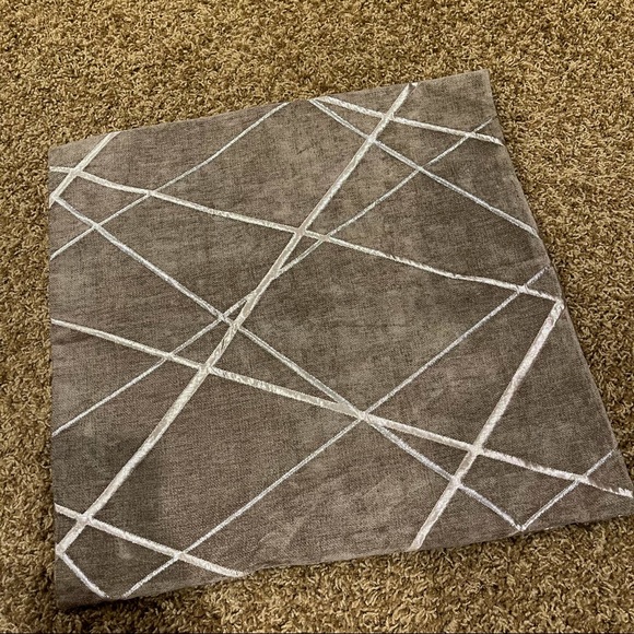 Grey metallic geometric design pillowcase - Picture 2 of 2